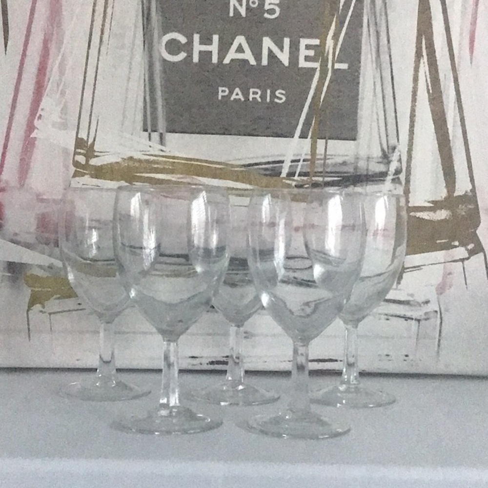 NWOT Vintage 70’s short wine glasses with 3 glass charms